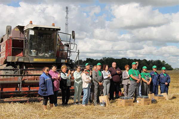 Экипажи-«тысячники» агрофирмы «Красная Нива» чествовали за успехи в уборочной кампании.
